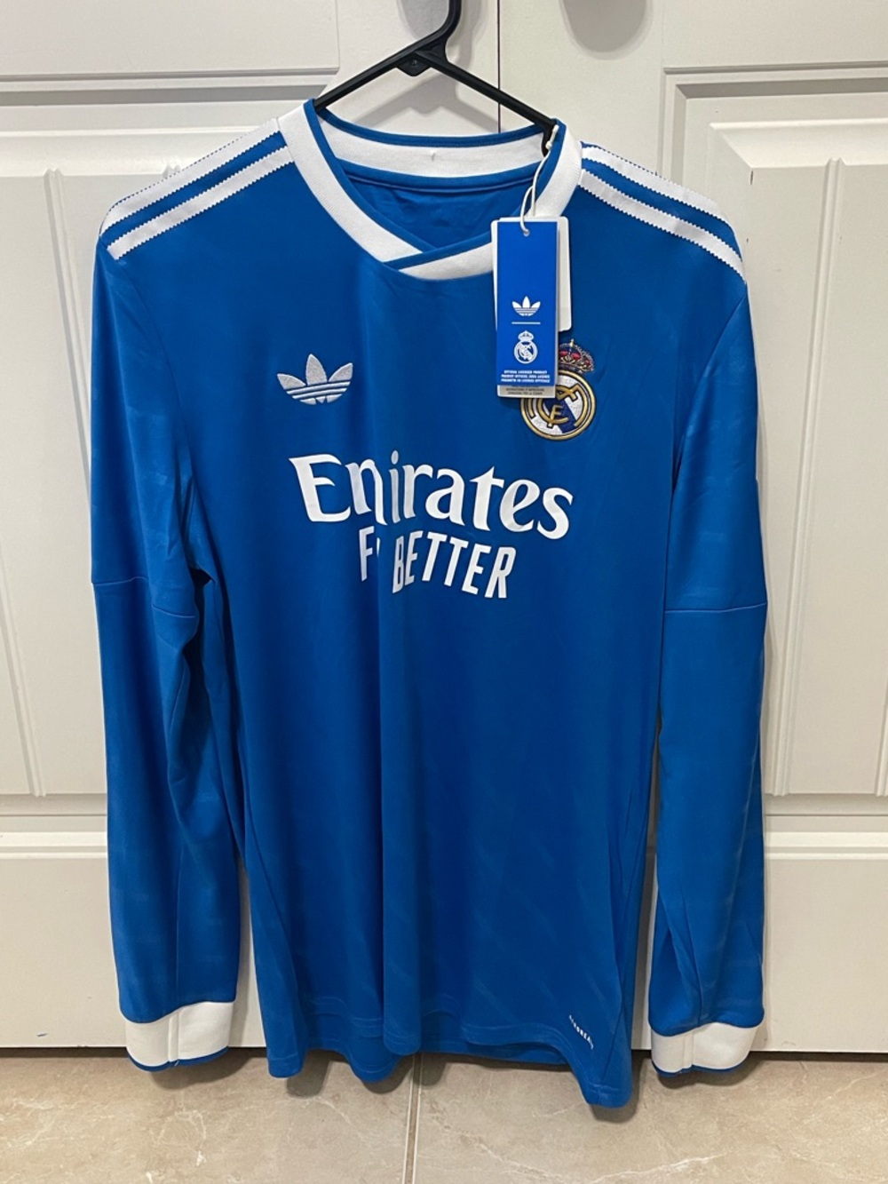 Adidas Real Madrid 25/26 Long Sleeve Third Jersey.
- Size M Men.
